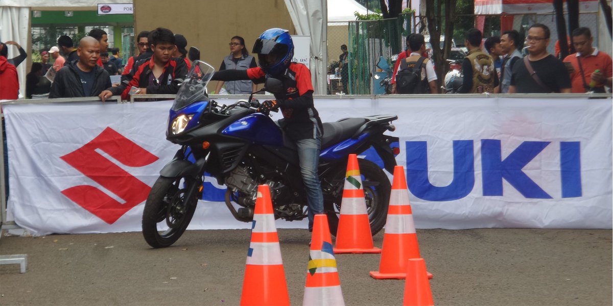 SuzukiMotorID's tweet photo. Penasaran gimana rasanya geber moge bradsis? 

Silahkan coba V-Strom di area test ride Suzuki #BURTOR2016 &amp; rasakan sensasinya :D https://t.co/6bKlCE58vb