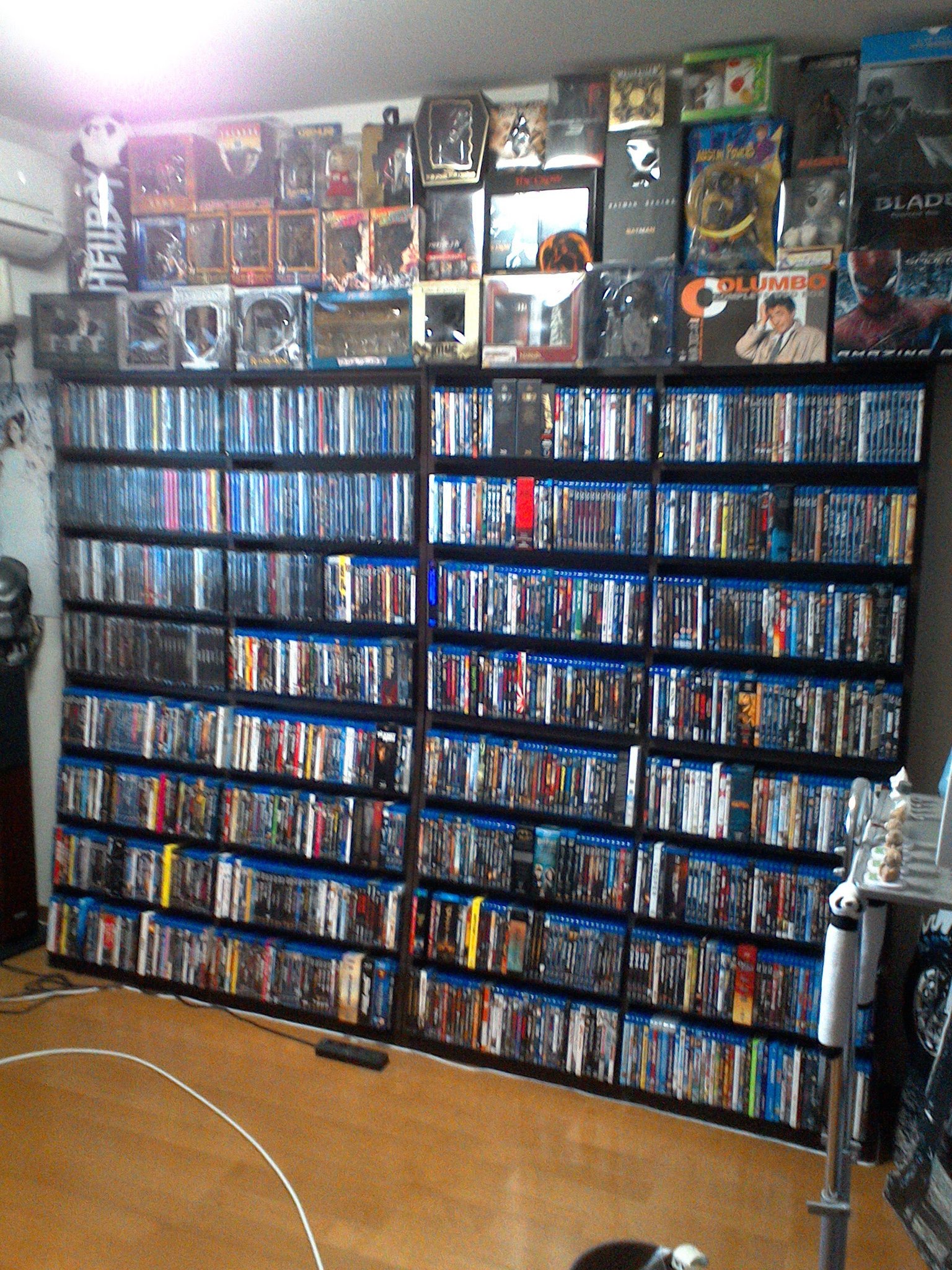 DVDとBlu-rayと本棚 優し
