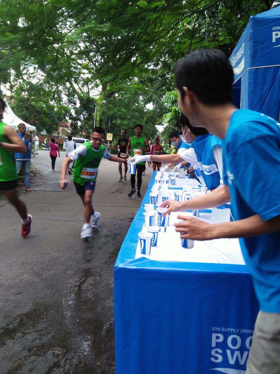BogorRun2016's tweet photo. Rahasia kuatnya stamina pelari pagi ini: isi ulang ion di post @pocariID . Terima kasih, Pocari Sweat :) #iLoveIndonesia #WonderfulIndonesia https://t.co/dcw0xS1eAZ