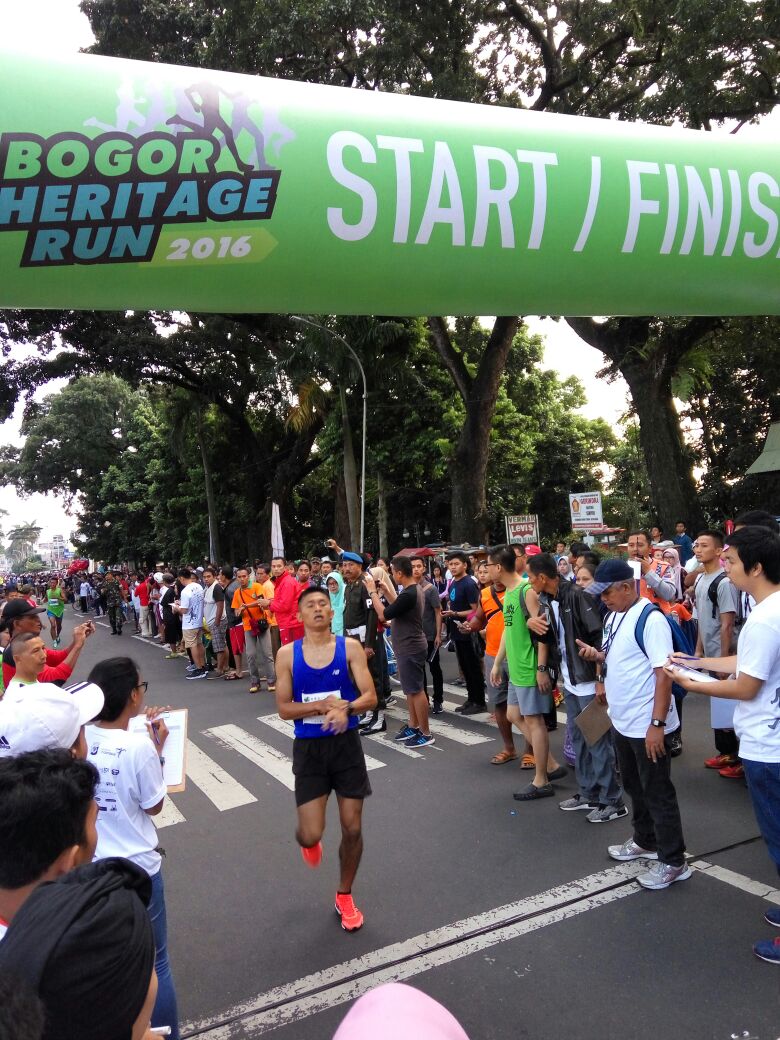 BogorRun2016's tweet photo. Tiga besar Juara telah memasuki garis finish! Satu medali pun terbang ke Medan. Terima kasih sudah jauh-2 ikutan #BHR2016, ya! #iLoveBogor https://t.co/sFwt8Bdctm