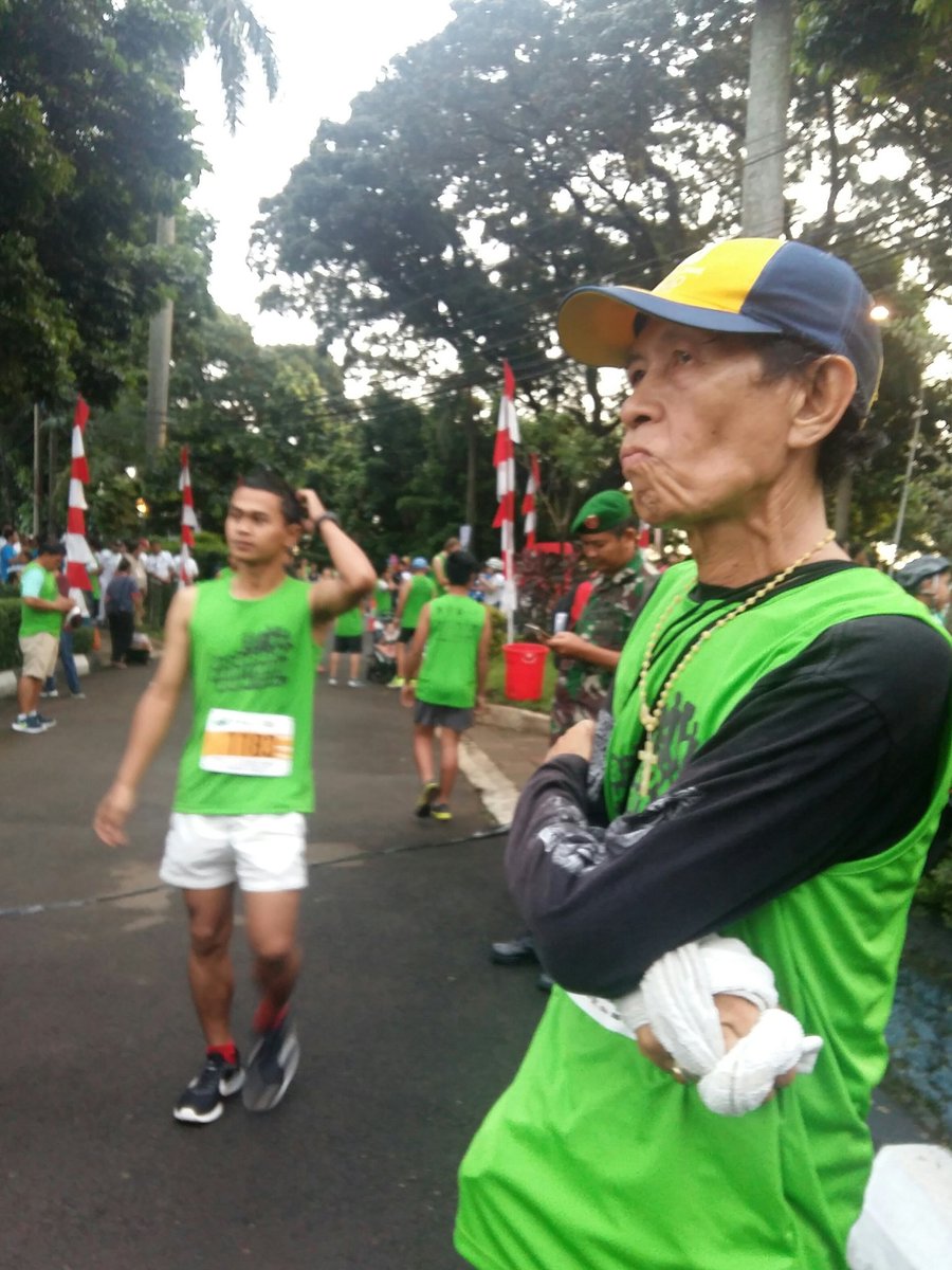 Muruluk's tweet photo. Peserta senior Pak Chandra memberi banyak inspiRUNation tentang olahraga. #HayuLumpat @BogorRun2016 https://t.co/GmADebBfc3