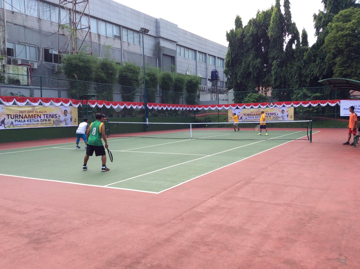 DPR_RI's tweet photo. Masih dalam rangkaian #HUT71DPR, DPR menyelenggarakan Turnamen Tenis Piala Ketua DPR RI yang diikuti oleh perwakilan Kementerian/Lembaga. https://t.co/x4lf0YYDsu