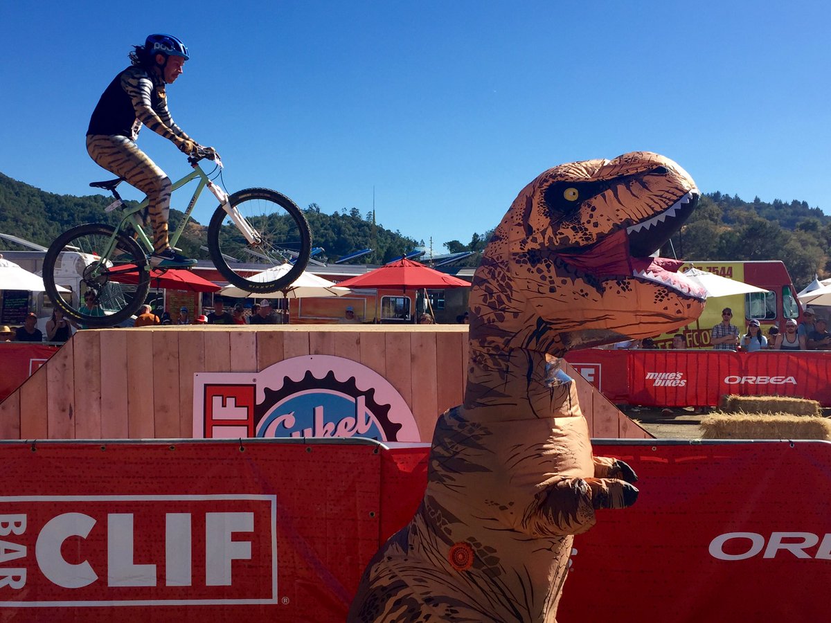 KevinKleinLIVE's tweet photo. #Trendasaurus doesn't seem to know which direction the riders are coming from. #cykelscramble https://t.co/ttxFcGNVgX