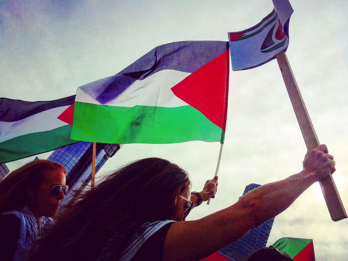 carmenlopezmar7's tweet photo. Today women in London supporting #WomensBoatToGaza #SolidaritySailLondon @Carolyn_Morgan2 @rayyoosheh https://t.co/3zL9wLahcr