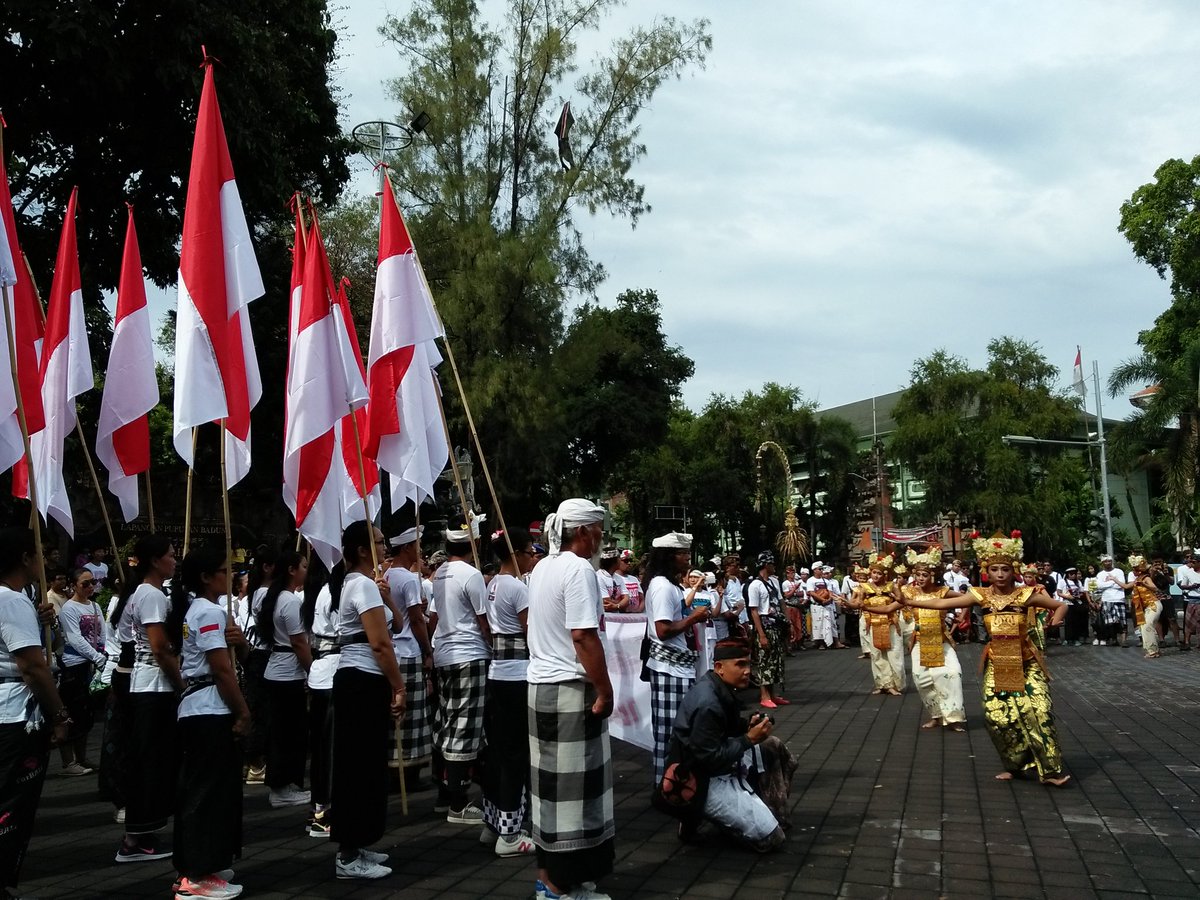 Suasana mistis, haru, dan berenergi di kirab #110benderapuputan 110 thn lalu di titik perlawanan pd kolonial
