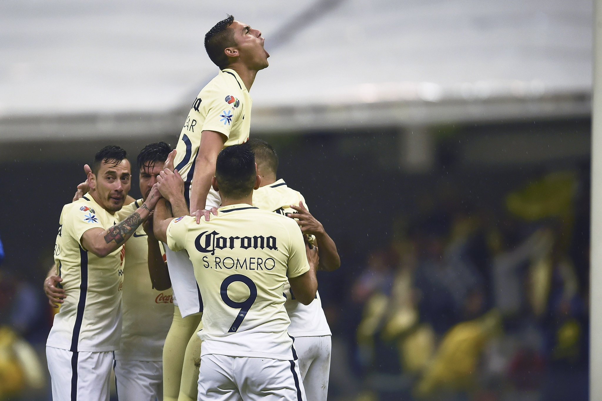 Paul Aguilar festeja el gol del América.