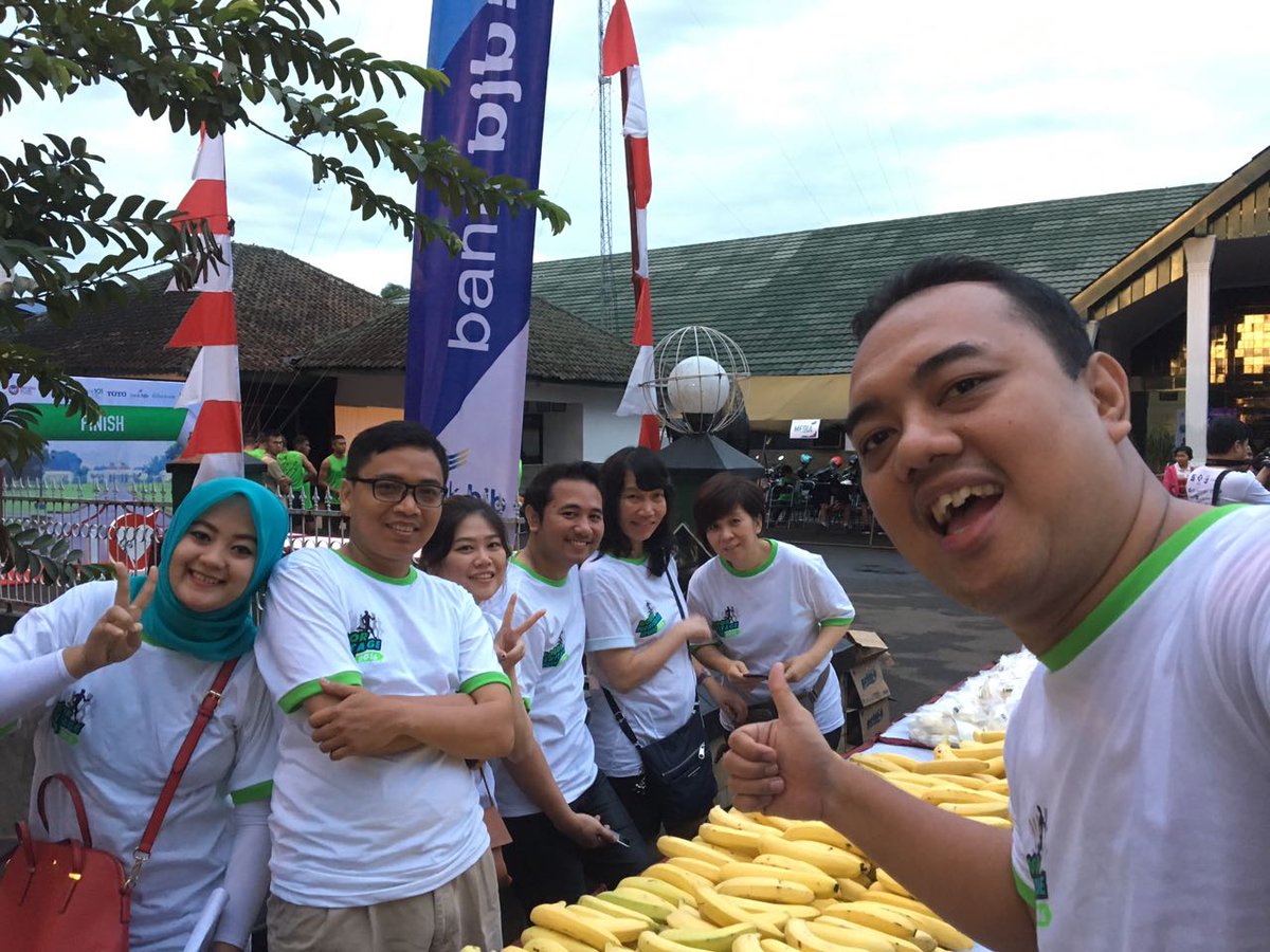 BogorRun2016's tweet photo. Pojok paling manis, ya pojoknya @SunprideID ! 900-an pelari #BHR2016, semuanya kebagian manisnya pisang Sunpride! #BuahPastiSunpride https://t.co/XkHmKjkZC3