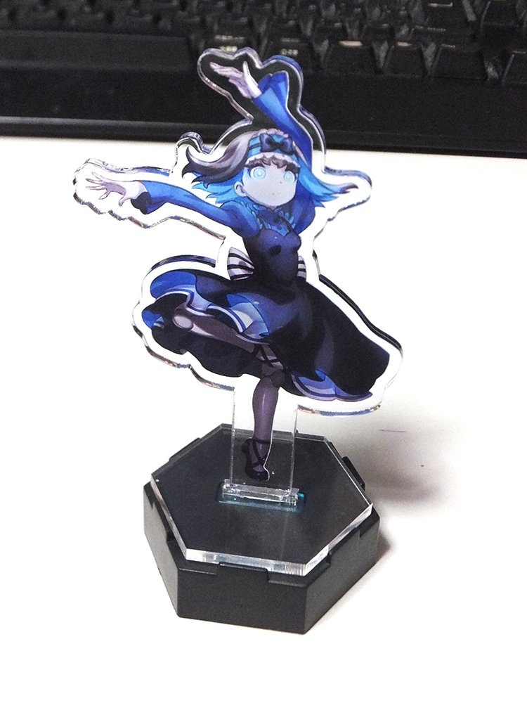 村上ヒサシ 光るスタンドのほうがアクリルスタンドの指し込み口が2 9ってなってたけど 実際は1mmぐらい狭かったのでデザインナイフで削ってなんとかはめた ちょっと焦った