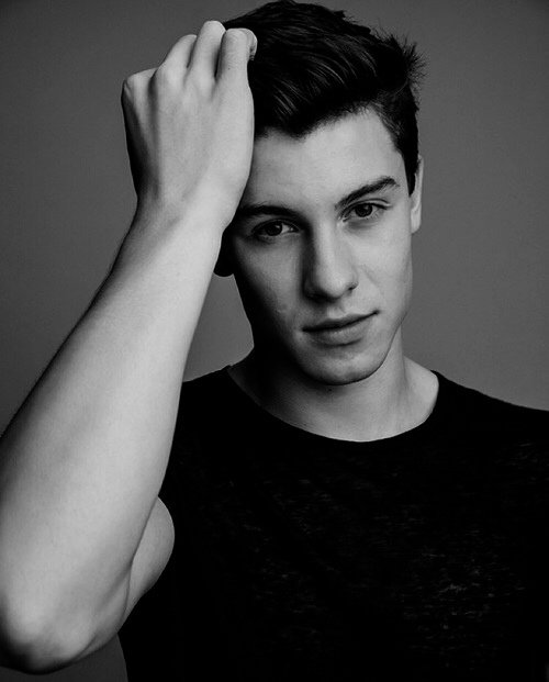OhMyMikeyFusco's tweet photo. @glittermagazine @ShawnMendes is always fine not only in the #MercyMusicVideo #ShawnMendes https://t.co/qLRzG8DDIQ