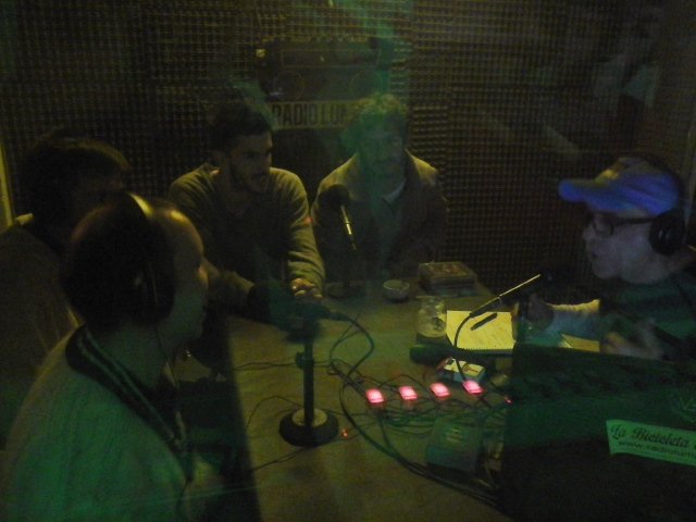 Haciendo la previa en <a href="/RadioLumpen/">Radio Lumpen</a> En un rato, gran fecha de <a href="/RRRDiscos/">Triple RRR Discos</a> en #CasaUnclan #Russ #MesDeMayo #RadioTribuna