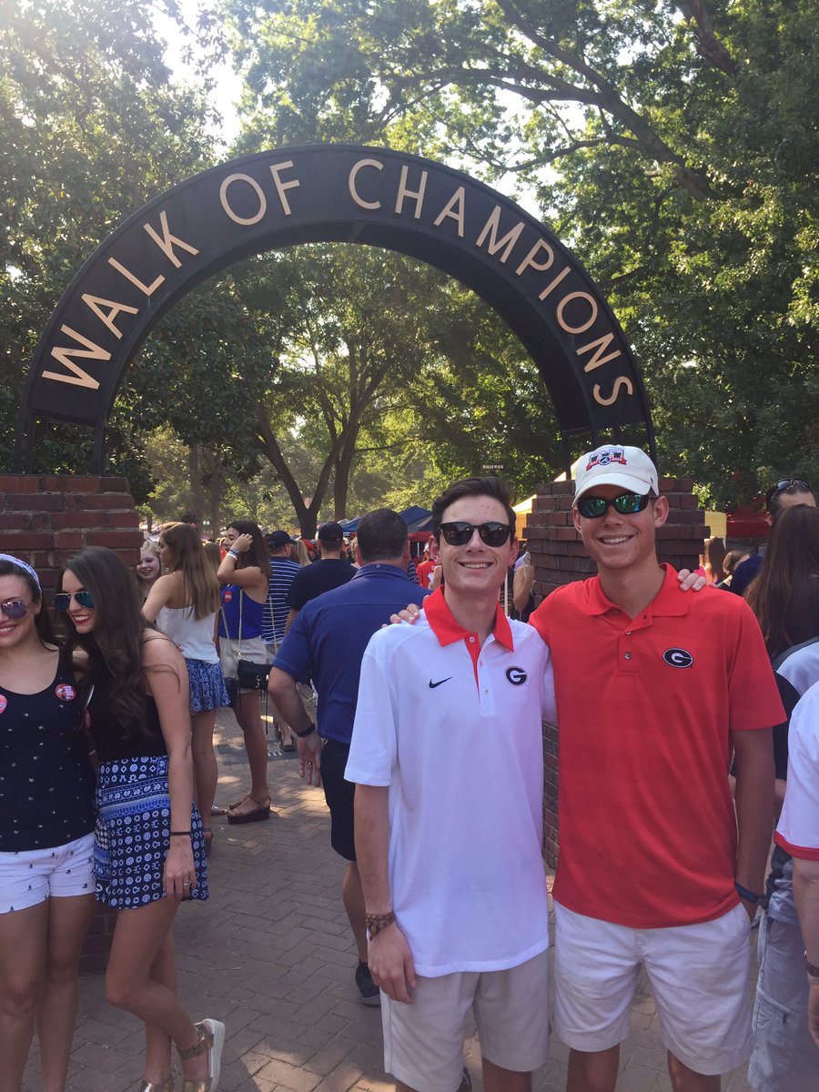 TheRealBabyJoe1's tweet photo. 1,000 miles, 20 hour day, and a bad loss. But it was all worth it! #DawgsOnTop https://t.co/hR3lcYwNfH