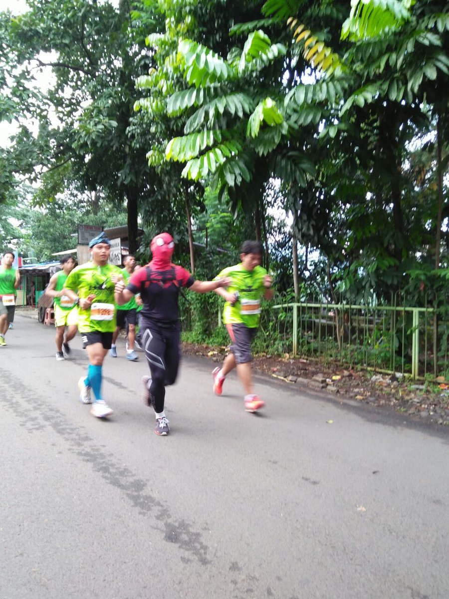 BogorRun2016's tweet photo. Acara pun resmi ditutup setelah Spider-mang (atau Spider-Kang?) dikembalikan ke markas The Avengers! #BogorRunners #hayulumpat #indorunners https://t.co/S0BPL4jCNX