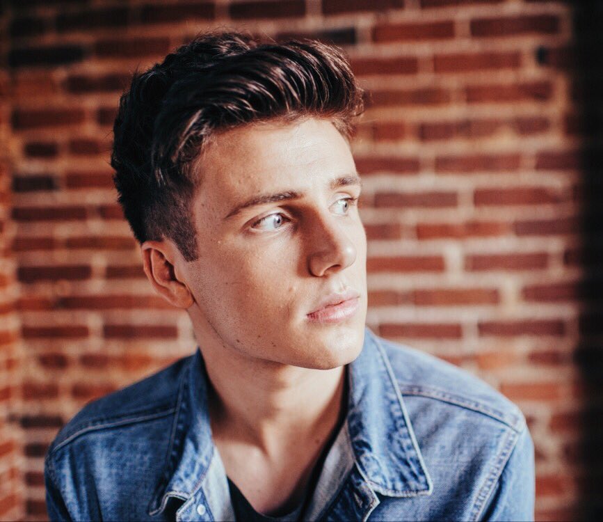 IAmSpencerKane's tweet photo. can we have fall weather please? #LayerWeather https://t.co/1d6HtwGCyu
