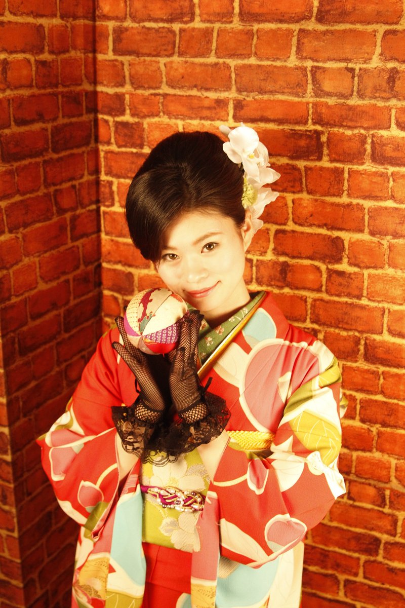 kouchi20mode's tweet photo. こんにちは！先日前撮りをさせて頂いたお嬢様です❤❤
ご家族様ととっても仲良しで賑やかで楽しい撮影でした（*^^*）
レースのグローブがお着物にピッタリでとっても可愛かったです☆彡
#ふりそでMODE #振袖 #前撮り #成人式 https://t.co/ODdRKP8d04