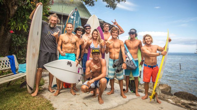 <a href="/VincentCasselFR/">Vincent Cassel FR</a> a profité de sa présence en  #polynésie où il tourne #gauguin pour surfer avec les champions locaux la1ere.francetvinfo.fr/polynesie/tahi…