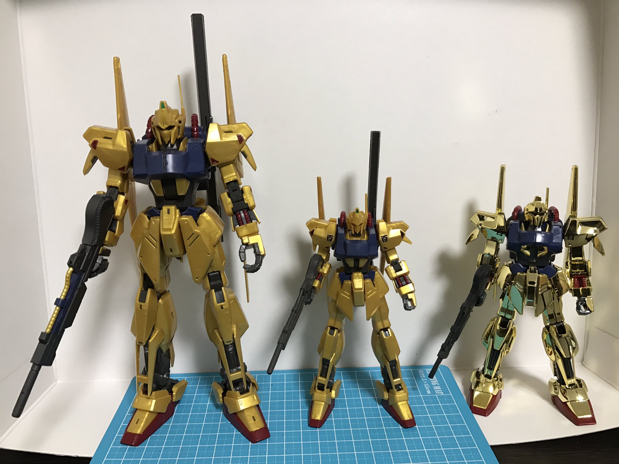 Kei ついにhgucリバイブ百式作った 古いhg百式と Mg2 0百式 量産型百式改のコンパチ版 を並べてみた Hgで見比べると別物に見えるけどmg2 0とリバイブはかなり似ている プロポーションは旧hgで 部品の分割はリバイブ版で作ってくれたらかなり多くの