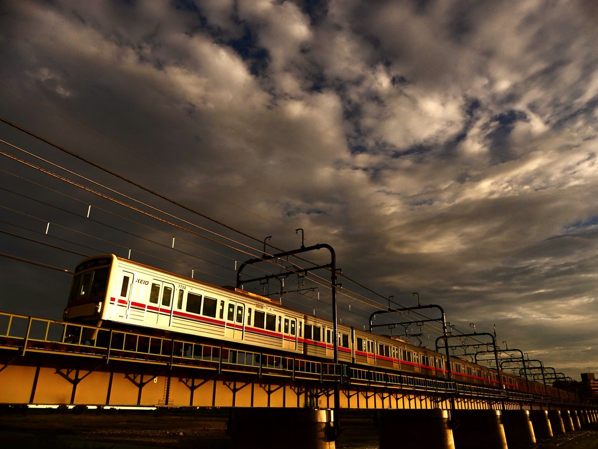くまなん 久しぶりに天気が良かったので 今日は京王線で撮ってみた 京王7000系 京王多摩川駅 都営10 000系 京王多摩川駅 京王7000系 中河原 聖蹟桜ヶ丘 京王9000系 中河原 聖蹟桜ヶ丘 ステンレス車オンリーの路線だから 曇り空でもギラリが狙えて楽