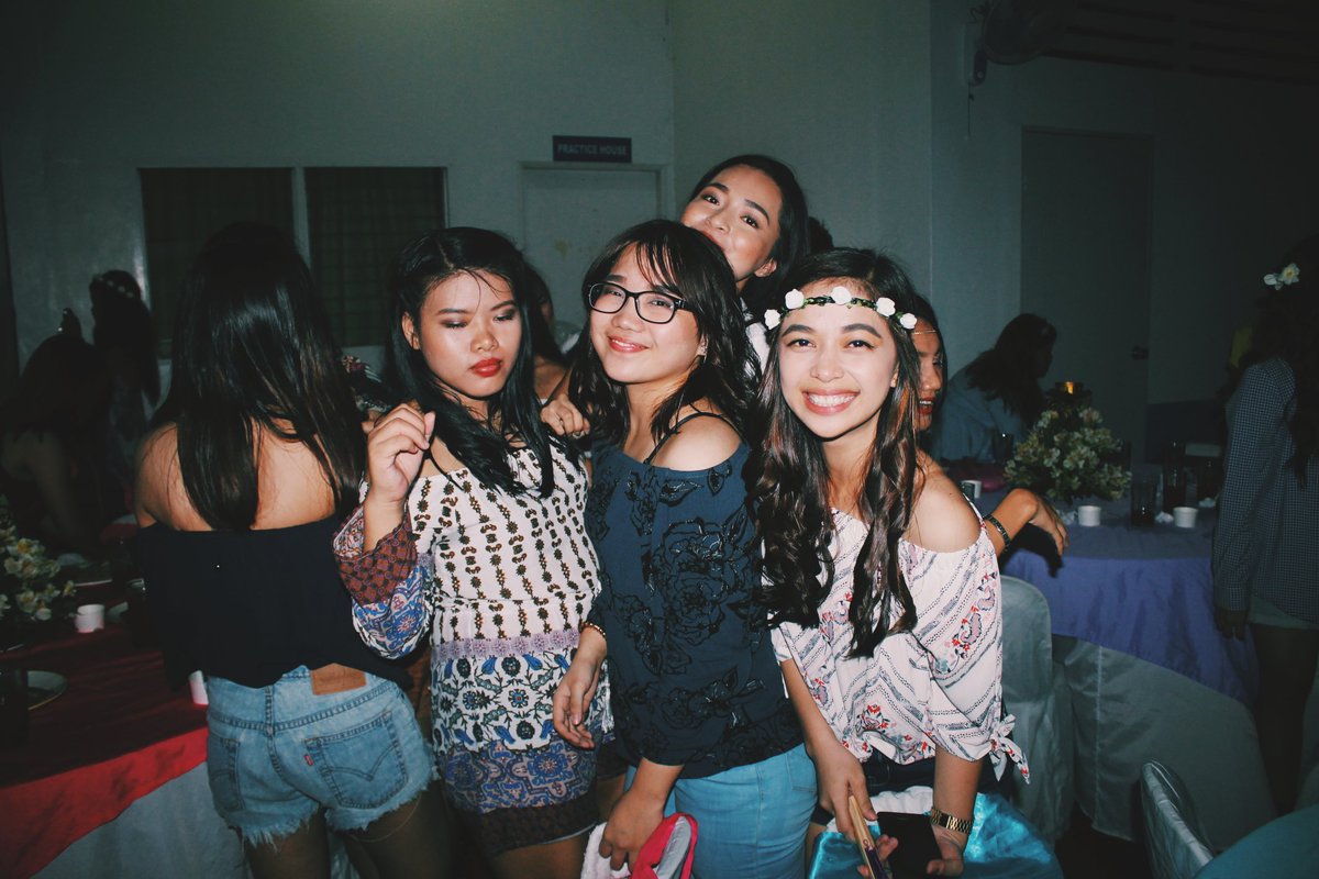 shaaineee's tweet photo. Coachella Party! 😊💕 #BANight @Wellaarg @kaelazara14 @Mhonicliit @joaaan89 https://t.co/IGCndmLLhe