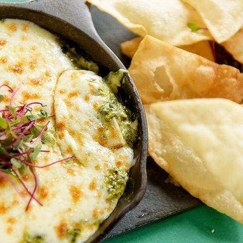 END_Faris's tweet photo. Spinach deep in cheese mac #vvip_classy at @DP_BISTRO with @ShivaGarland https://t.co/16LtYWPfZt