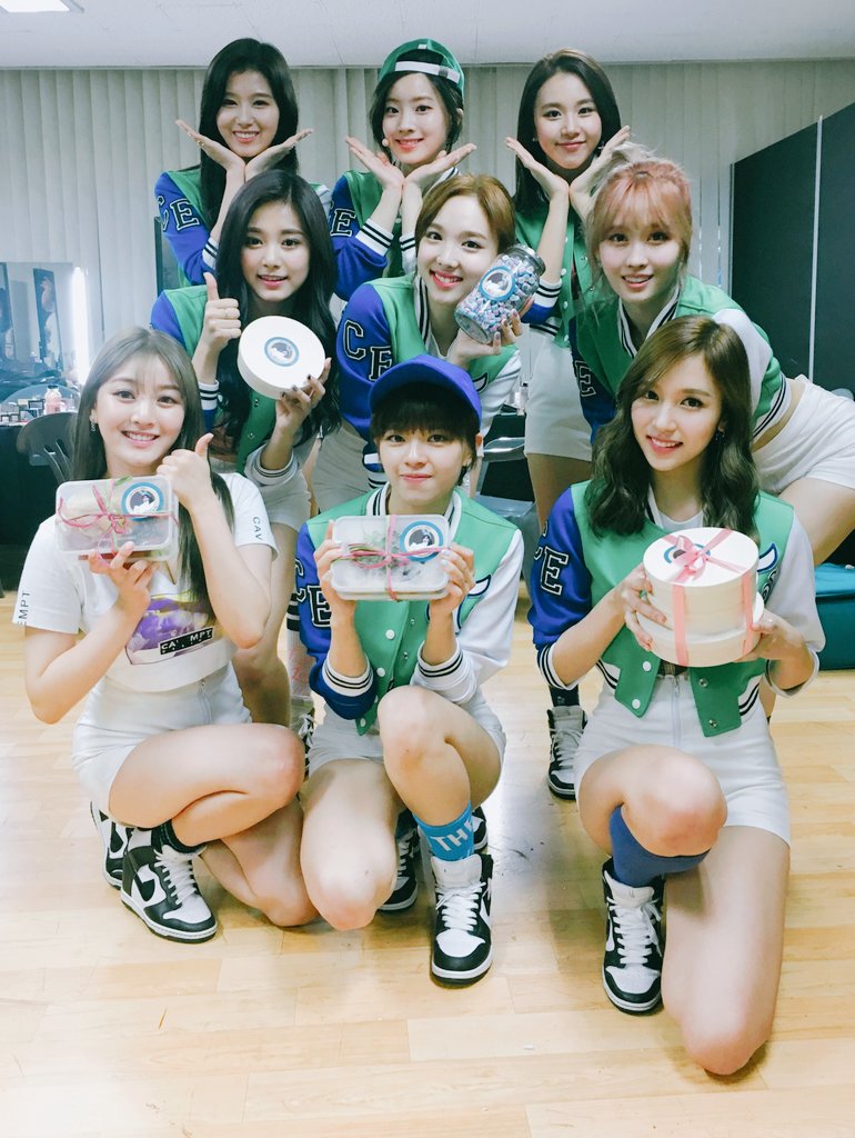 오랜만에 만난 원스 여러분들!
어제도 정말 감사했습니다^^
원스 짱!

#ONCE #원스 #TWICE #트와이스