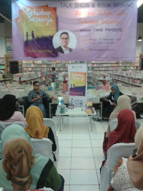 redaksipanda's tweet photo. Talkshow #SehidupSesurga @fahdpahdepie @tmbookstore sudah dimulai. Ayo merapat! :D https://t.co/4tZPzHABYh