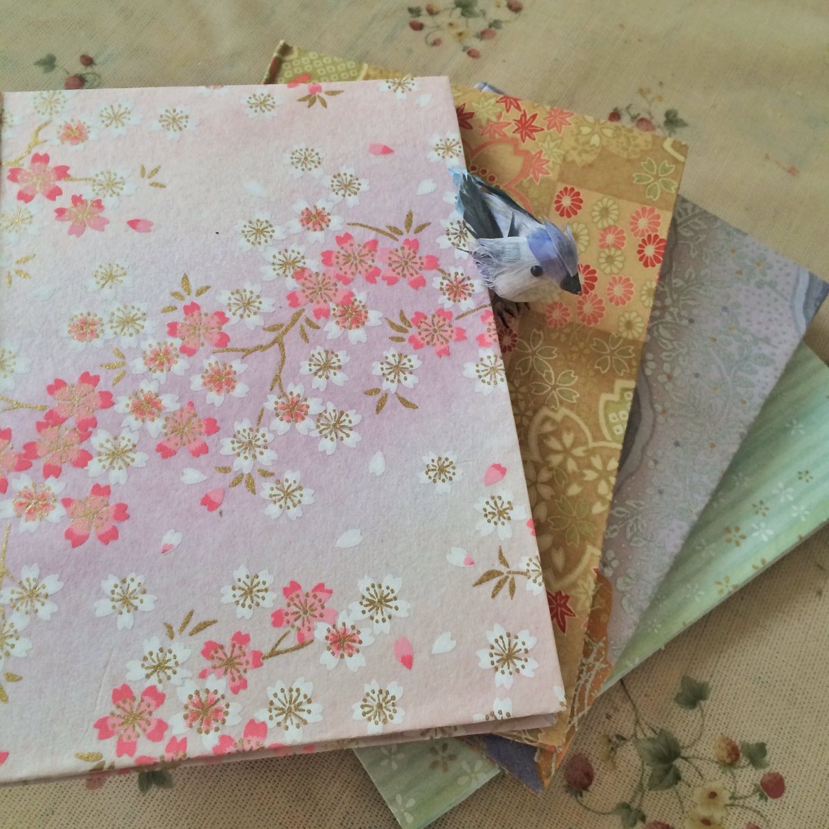 花乃ゆき A Twitter 10 15 16のzine展inbeppuで参加するのは以前fm展で飾っていただいていた手作り絵本 月夜の演奏会 です 私のテーマは雑貨 絵本 表紙も見返しも色 柄が一冊一冊異なります 雑貨を選ぶ感覚で絵本を手にとっていただきたいです Zine展 花乃ゆき A Twitter 10 15 16のzine展inbeppuで参加するのは以前fm展で飾っていただいていた手作り絵本 月夜の演奏会 です 私のテーマは雑貨 絵本 表紙も見返しも色 柄が一冊一冊異なります 雑貨を選ぶ感覚で絵本を手にとっていただきたいです Zine展