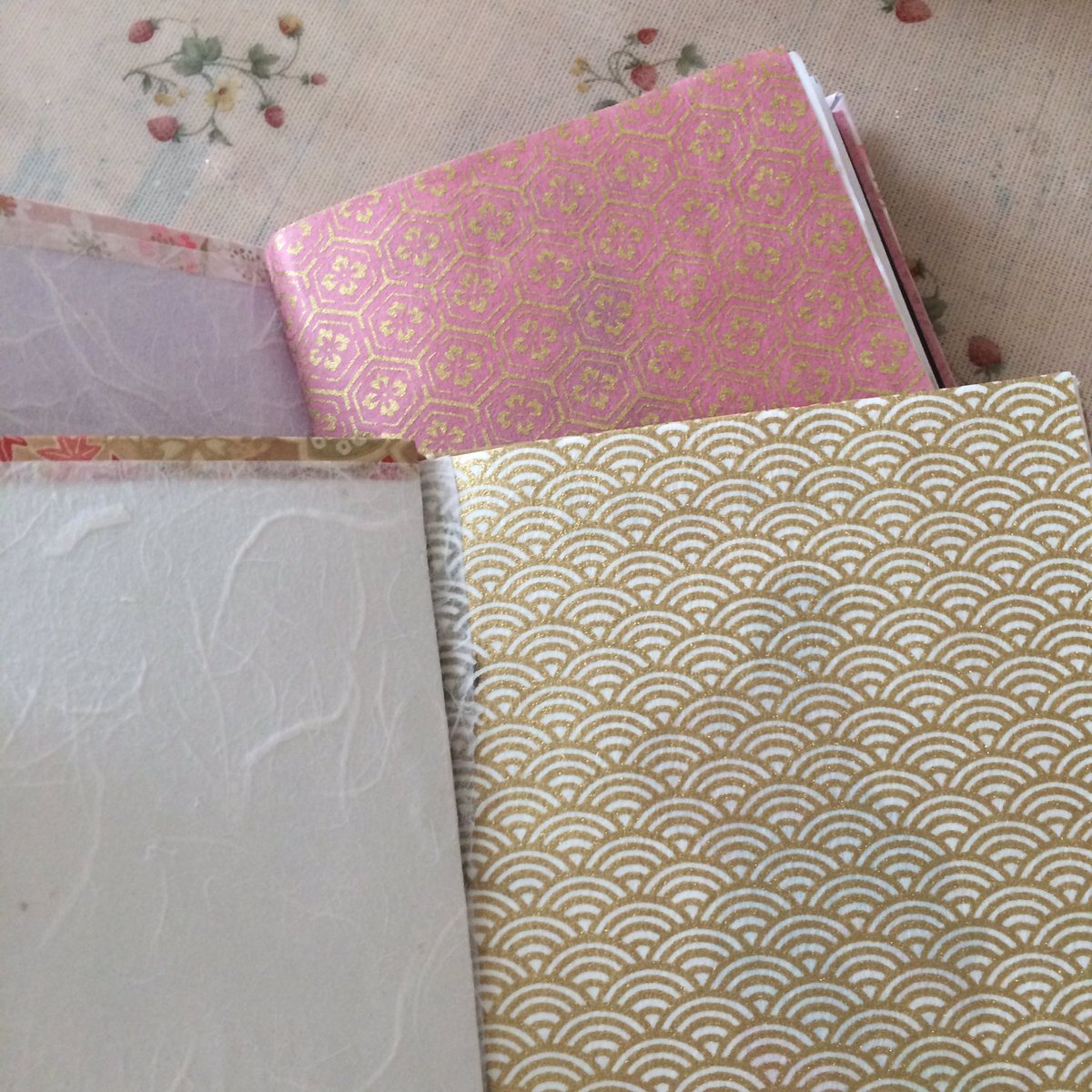 花乃ゆき A Twitter 10 15 16のzine展inbeppuで参加するのは以前fm展で飾っていただいていた手作り絵本 月夜の演奏会 です 私のテーマは雑貨 絵本 表紙も見返しも色 柄が一冊一冊異なります 雑貨を選ぶ感覚で絵本を手にとっていただきたいです Zine展