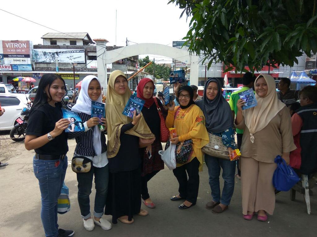 SonoraFM92's tweet photo. Terimakasih @clearindonesia kami sudah #BebasPutihPutih - Rombongan Ibu2 di Sta.Tangerang @MOTION975FM #IceCoolBus https://t.co/9W4DLU0Upe
