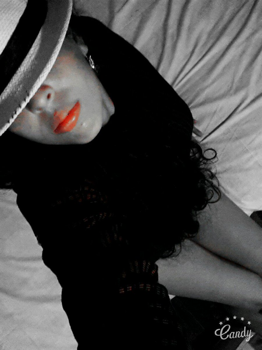 Nunca dejes que el mundo cambien tu sonrisa que sea tu sonrisa quien cambie al mundo ;D