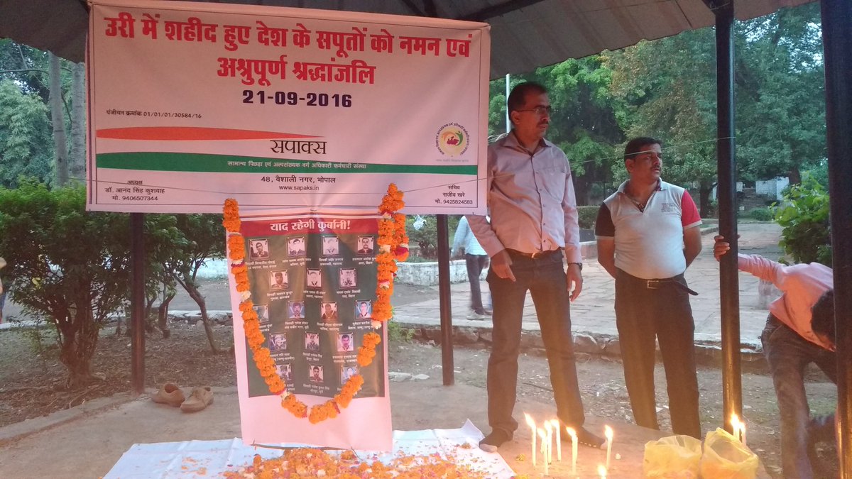 sapaksmedia's tweet photo. उरी में आतंकवादी हमले में शहीद हुए सैनिकों के प्रति श्रद्धांजलि सपाक्स भोपाल https://t.co/Ko1pg7DQBt