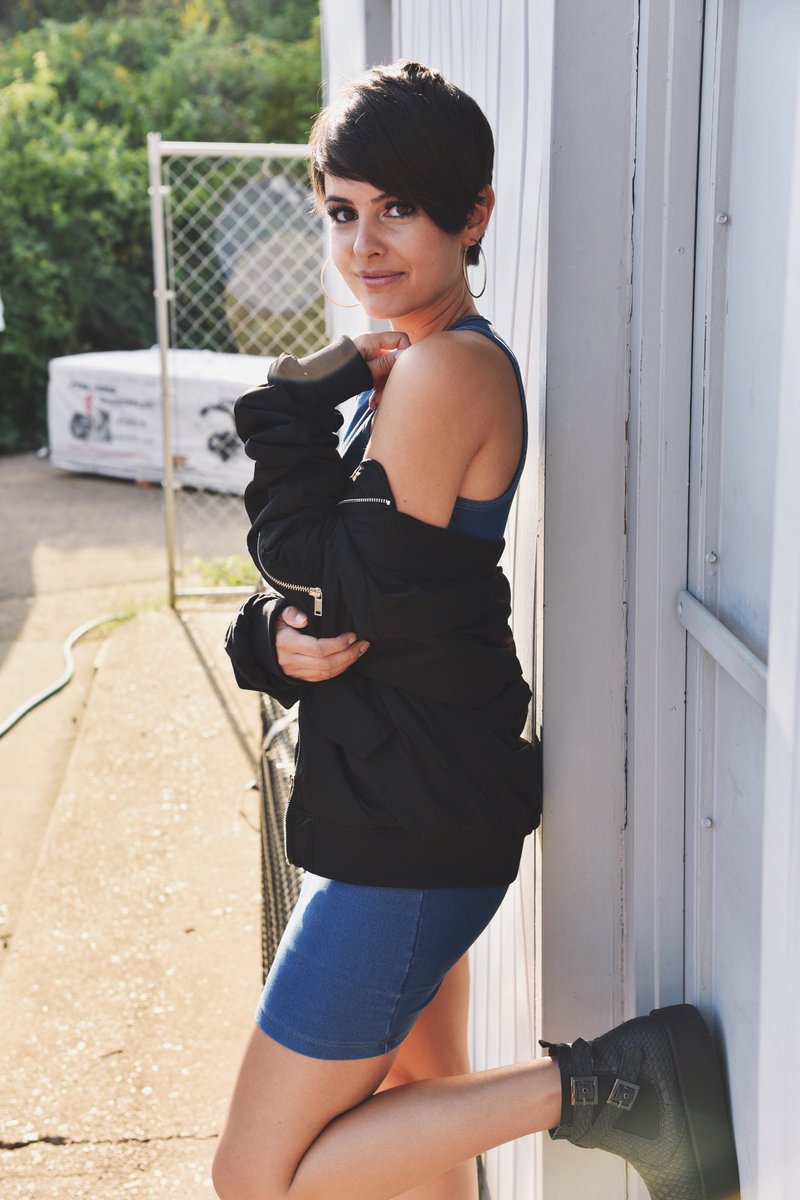 CimCroUpdates's tweet image. Sviđa li vam se Lisina nova frizura lol😏😍💕