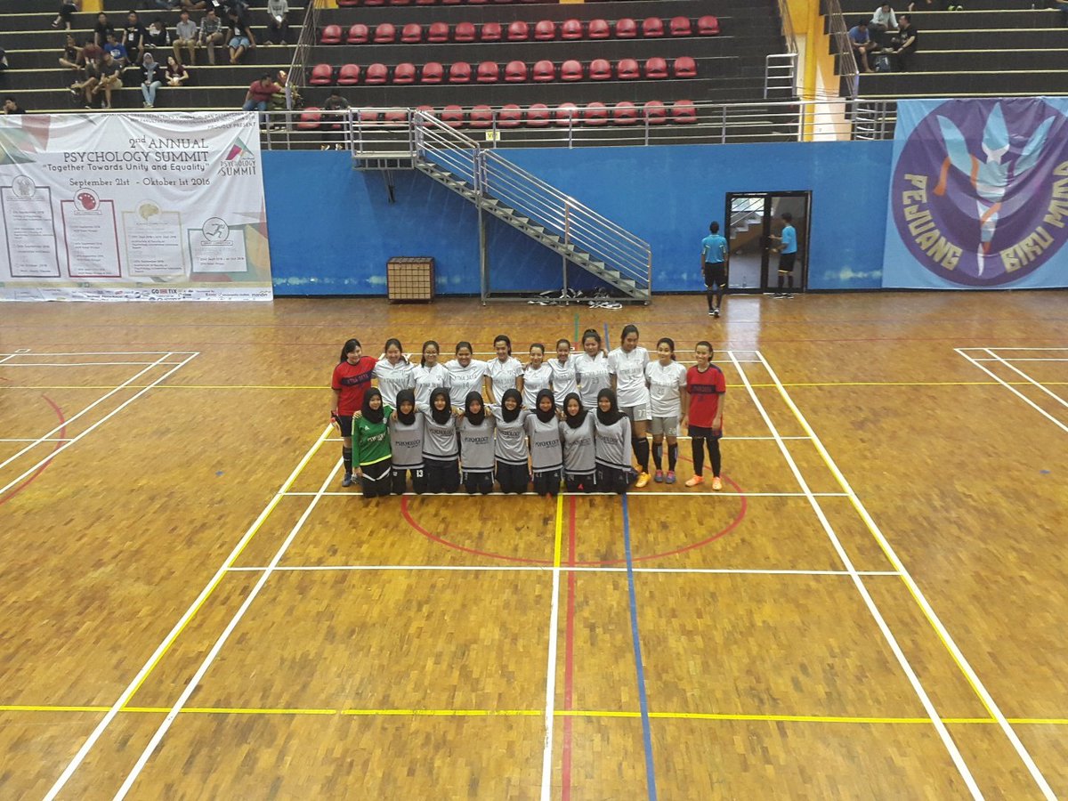 Babak pertama pertandingan futsal putri antara Atmajaya dan UIN Jkt dimulaiiiii