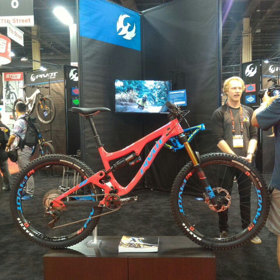 BagusBike's tweet photo. #pivotcycles
#firebird
#carbon
#650b https://t.co/JrHtI47kmc