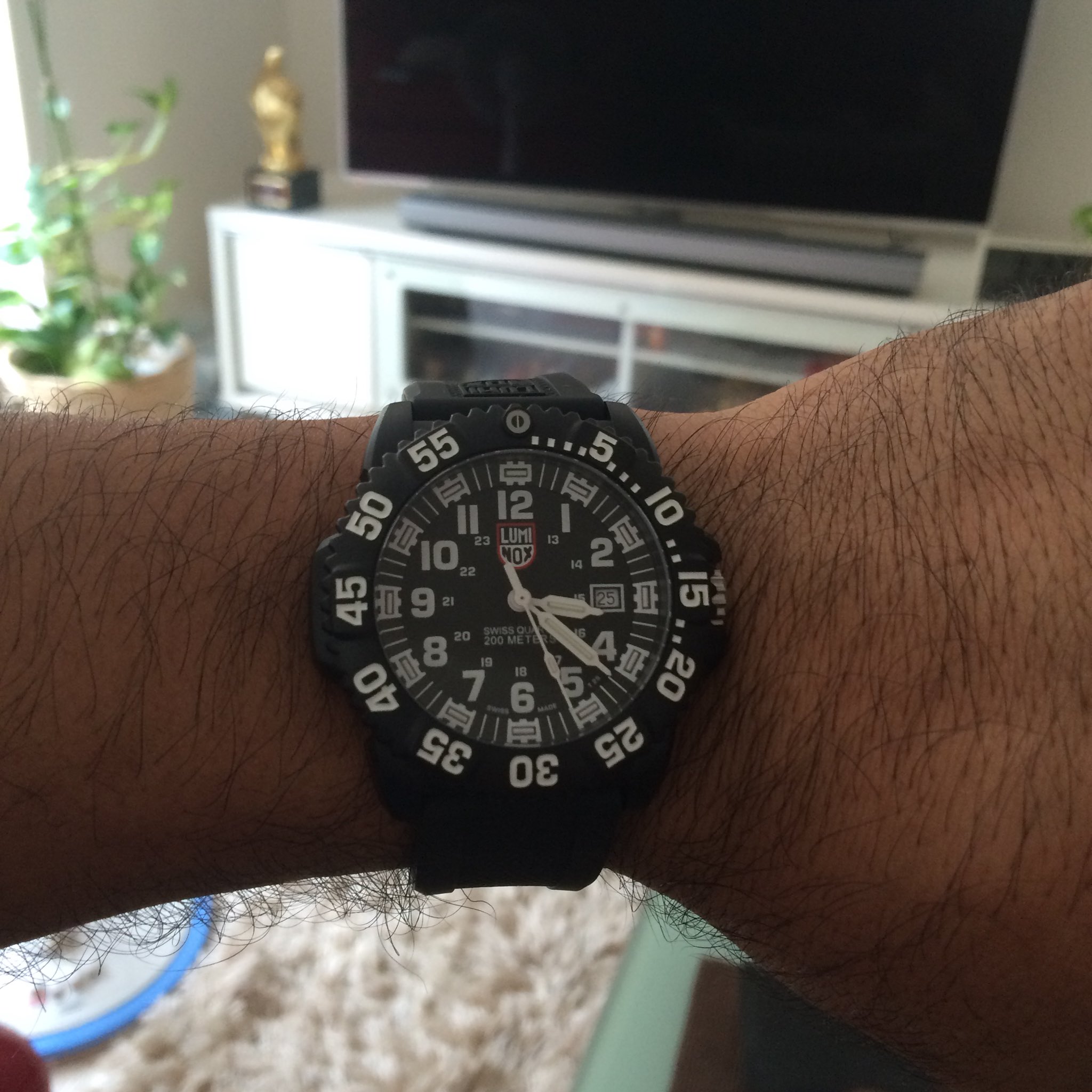 松本哉朗 En Twitter 仕事用にg Shockかルミノックスを買おうか悩んでいたが 性能とコスパでg Shockに8割決めていました っが 昨日テレビで観たスタローンとシュワちゃんの映画 大脱出 でルミノックスを着けている姿を観てルミノックスを購入 ミーハーなんです私