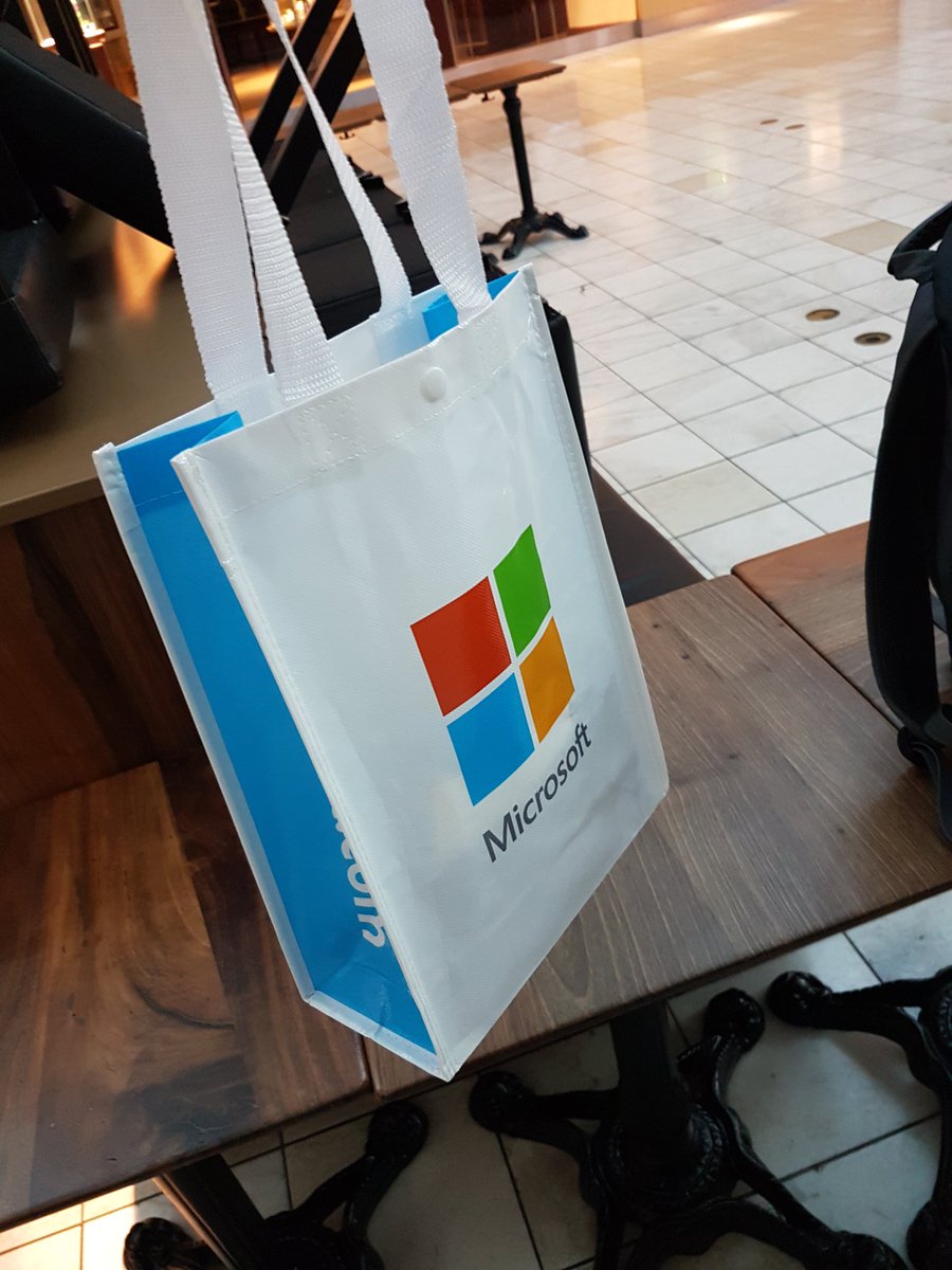 Kaivdberg's tweet photo. De  @Macaw -ers zijn Ingeschreven voor #MSIgnite! Morgen niet in de rij :-) Toen nog even #Microsoft store shoppen en dan nu het roadtripje https://t.co/Xjg2XqSDTX