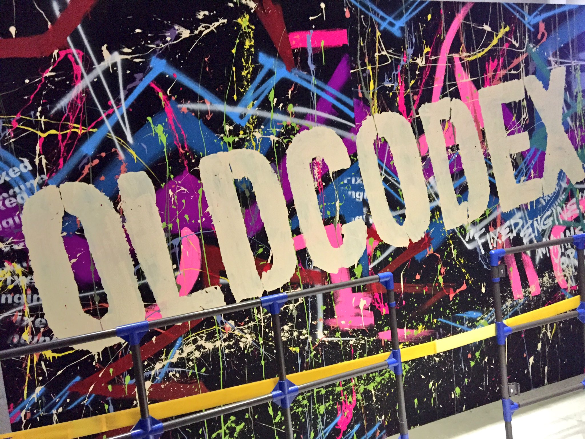 Twitter 上的 Hiroka 昨夜はoldcodexさんのツアー Fixed Engine を観に Zepp Divercityへ行ってきました 泰造さんの力強いベースに終始圧倒されたhiroka氏 そしてyorkeさんが描くペイントの世界観にとても引き込まれた 今まで見たことのない演出 格好