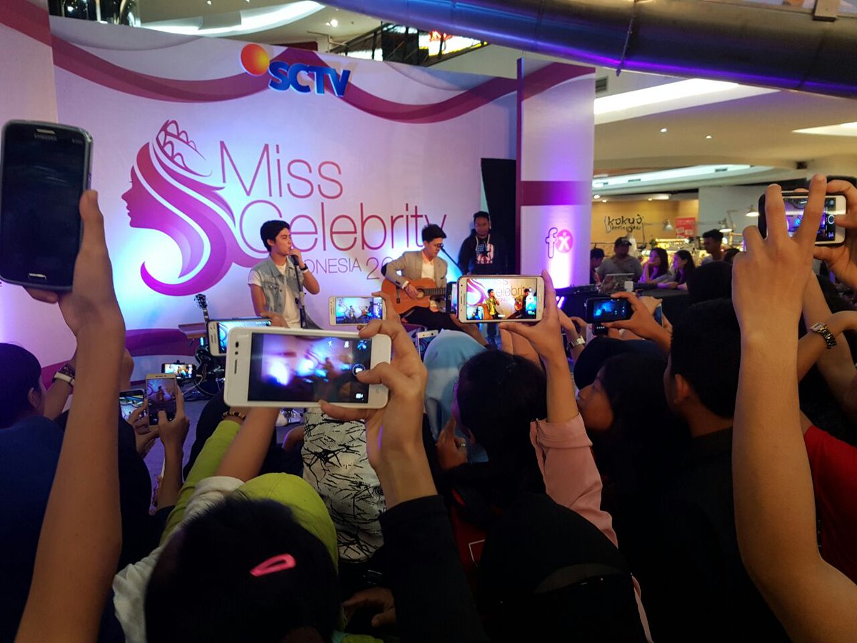 SCTV (@sctv) on Twitter photo Ternyata <a href="/alysyarief/">Aliando Syarief.</a> nggak sendirian! Ada @evra_ofc juga loh menemani perform di panggung #MissCelebrity2016 Ternyata <a href="/alysyarief/">Aliando Syarief.</a> nggak sendirian! Ada @evra_ofc juga loh menemani perform di panggung #MissCelebrity2016