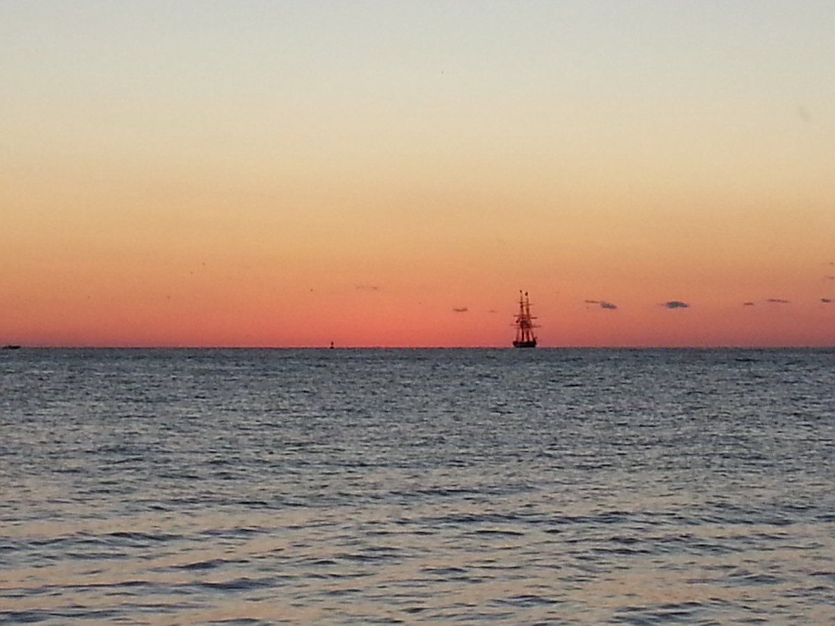 ThePerryGroup's tweet image. The Niagara sailing off into the sunset after a visit to Put-in-Bay