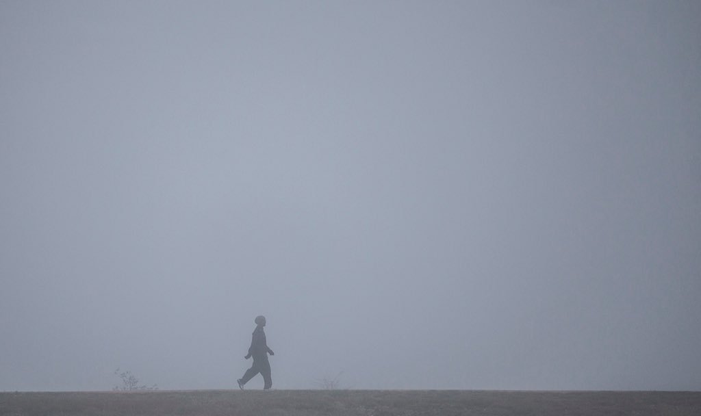 Силуэт человека в тумане. Двое в тумане. Фотосессия мужчины в тумане. Силуэт в тумане. Мужчина в тумане.