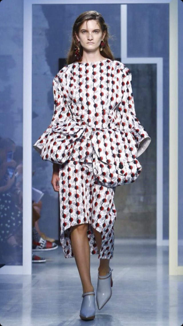 MyCosmicWorld1's tweet image. Secure with pockets and a clean shape @marniofficial #simplecolors #simpleandchic #trends #ss17 #MFW