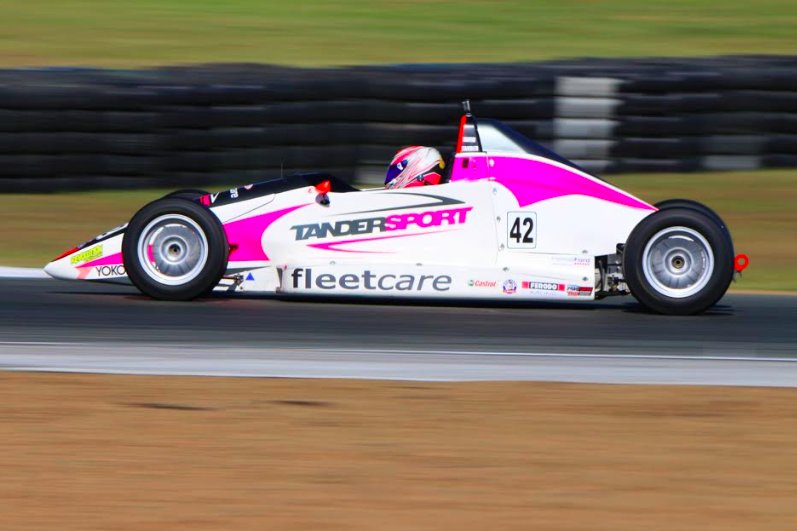 .<a href="/LeanneTander/">Leanne Tander</a> bounces back to maintain Formula Ford series  lead
speedcafe.com/?p=326531