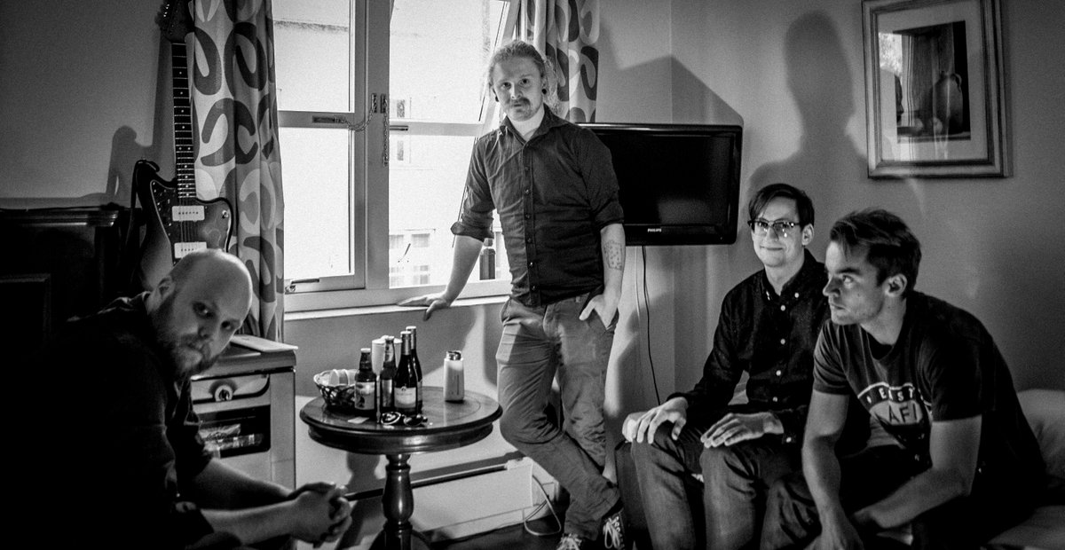 Hjertera's tweet image. På fredag slapp vi plate, og @helgerock rulla 5'er i @FBmusikk. Les her bit.ly/2dgRKvB, og lytt på din strømmetjeneste of choice!