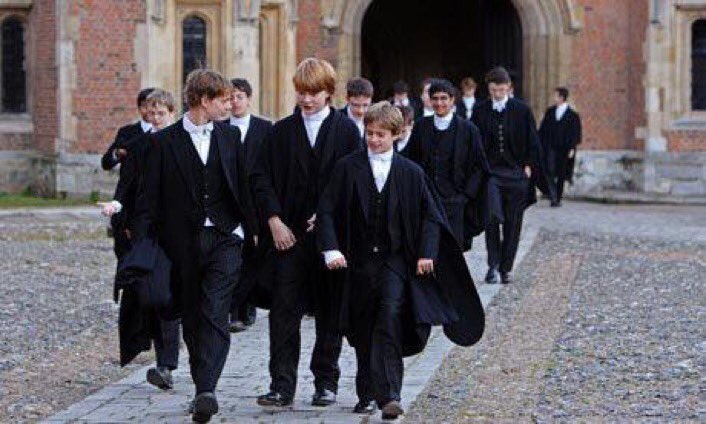 イギリスのイートン校、経済力と優秀な成績を兼ね備えた少年たちのみが