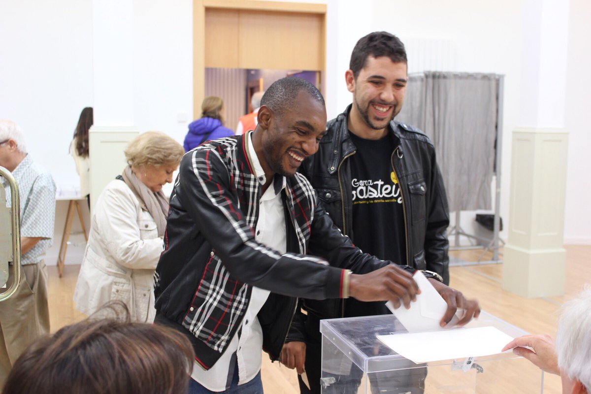 Elecciones 25-S: Un edil de EQUO-Irabazi-Podemos en Vitoria cede su voto a un refugiado centroafricano CtMRiFtXEAANtOf