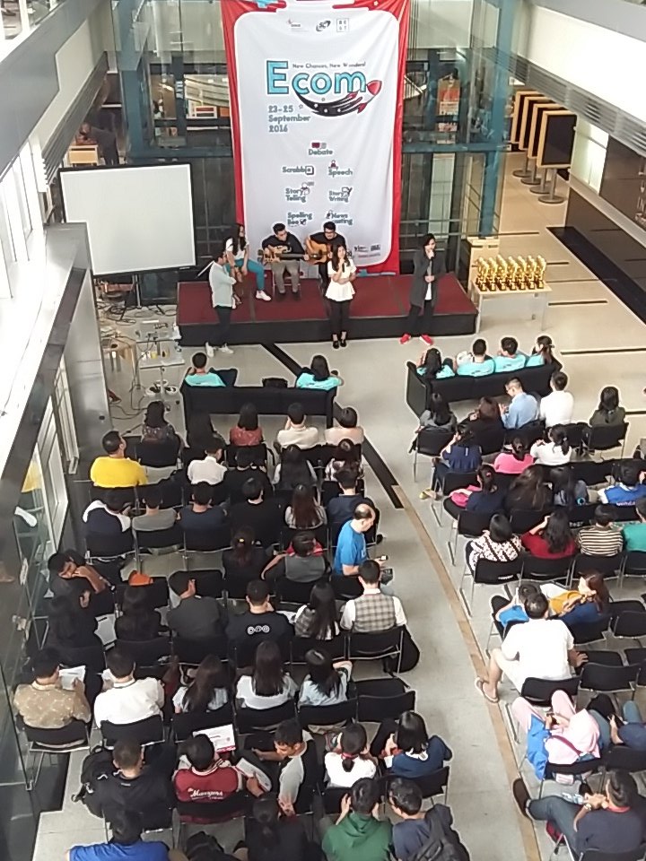 eCOM_2018's tweet photo. Voice of Binus (VOB) opens #eCom2016 closing ceremony https://t.co/ltsQfd8tI6