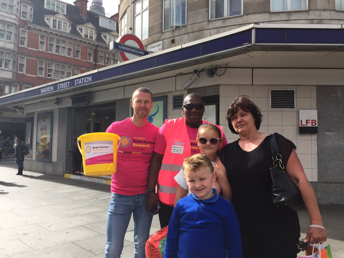Vic1lc16's tweet photo. The Generous Public 😊 Thank you! @ Warren Street. #1lc16 #SantanderCycles #1LC16 https://t.co/nwjT09g9CE