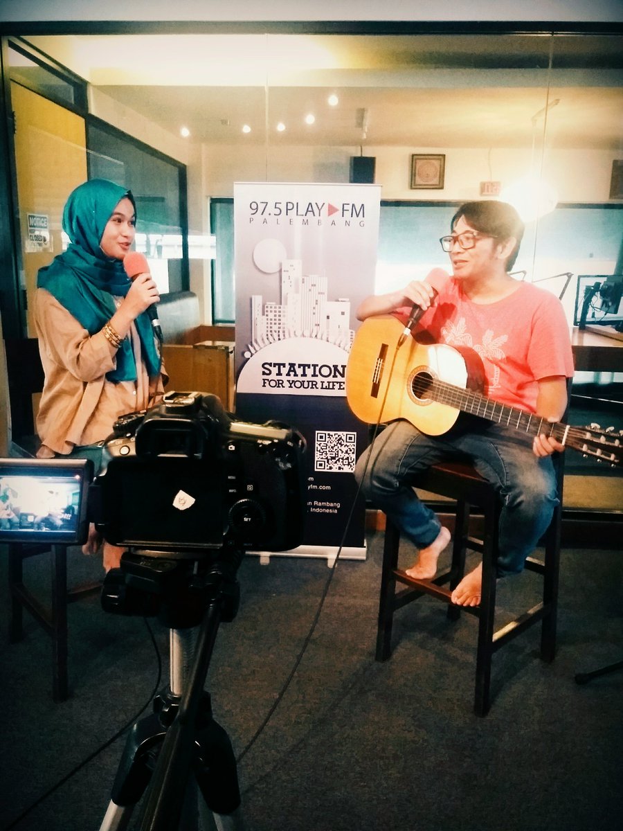 IvyLeagueMusic's tweet photo. .@mondogascaro live taping for @975PLAYFM - akhirnya mampir ke radio hebat ini! yeay! https://t.co/OICR9nAAfg