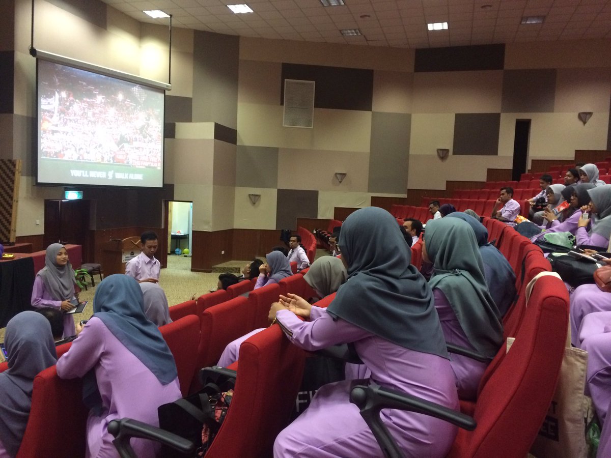 aphys16usim's tweet photo. Ucapan dan amanat terakhir dari pengarah dan timbalan pengarah. Good job gaisss 👏🏻 #aphys16 https://t.co/Le423YwXBS