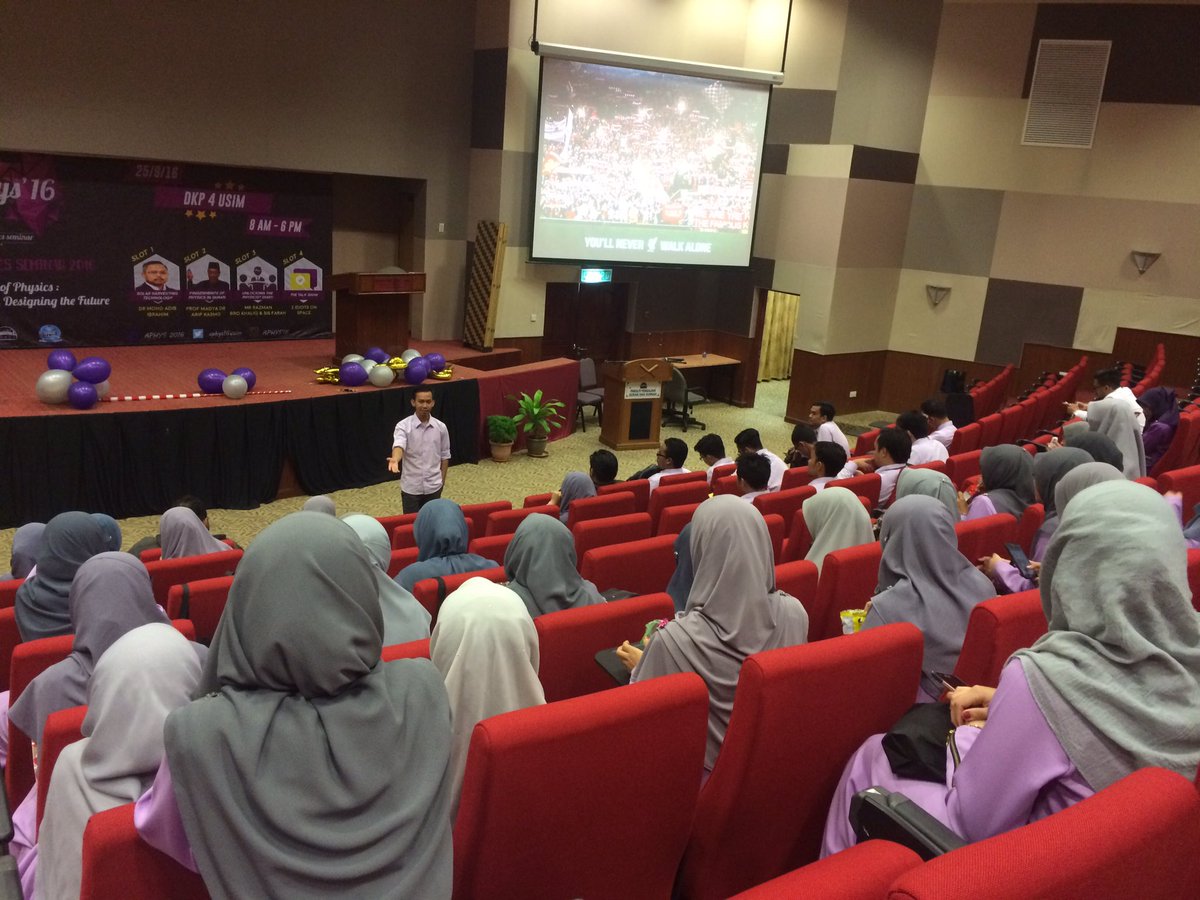 aphys16usim's tweet photo. Ucapan dan amanat terakhir dari pengarah dan timbalan pengarah. Good job gaisss 👏🏻 #aphys16 https://t.co/Le423YwXBS