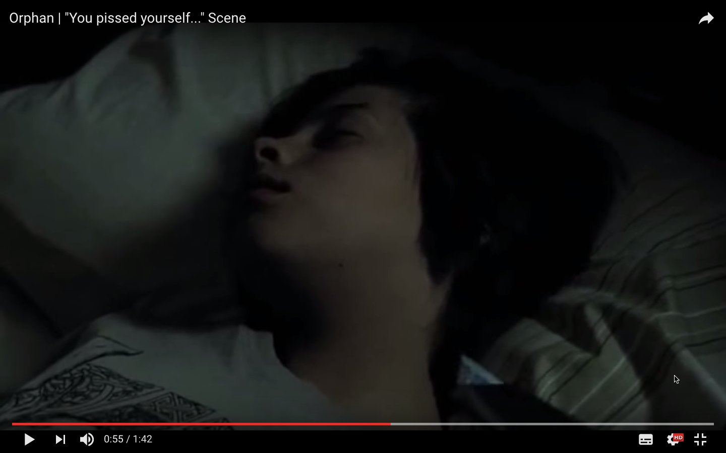 ライアン on X: ホラー映画『エスター』より、ショタのおもらし場面。養子として、ある一家の元にやってきたエスター（サイコキャラ）。ある晩、一家の息子をナイフで脅しに来る。挙句に「アソコちょん切るよ」と、アソコにナイフを近づけ、彼は恐怖のあまり  ...